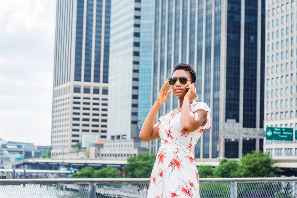 Jonge Afro Amerikaanse Vrouw Reist New York City Met Kort — Stockfoto