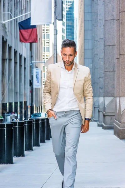Penser Et Marcher Jeune Europeen Barbu Vetu D Un Blason Beige Chemise Blanche Pantalon Gris Tete Baissee Triste Pensant Marchant Dans Une Rue Vintage Etroite A New York Manhattan Homme Stock