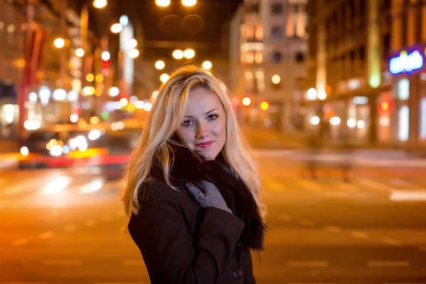 Mulher Bonita Loira Luzes Carro Cidade Noturna — Fotografia de Stock