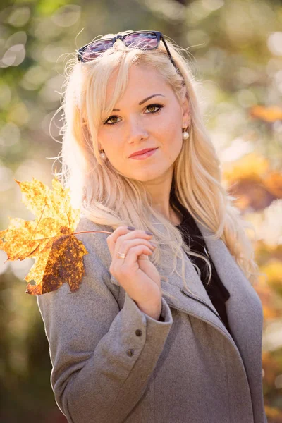 Young Blonde Smiling Woman Portrait Sunny Autumn Day — Stock Photo, Image