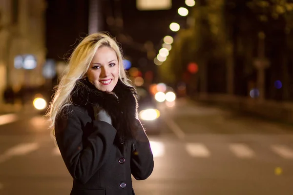 Beautiful Blonde Woman Car Lights Night City — Stock Photo, Image