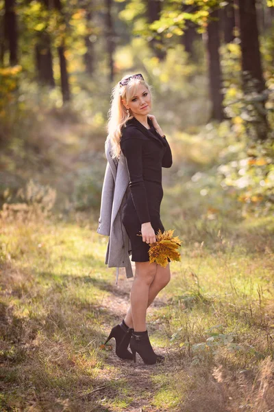 Une Jeune Femme Blonde Promène Dans Forêt Par Une Journée — Photo