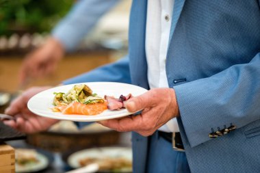 İnsanlar farklı gıda alarak bir ziyafet. İş arkadaşları parti Brunch yemek kavramı açık büfe