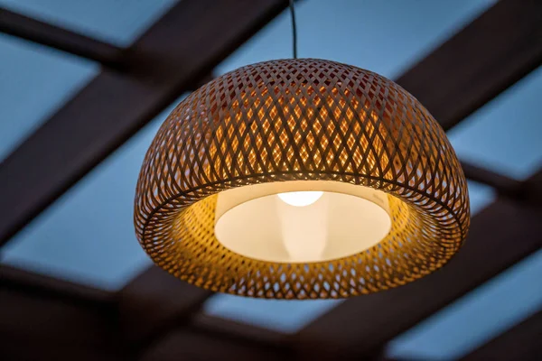 Interieur Van Het Terras Met Een Rieten Houten Plafondlamp — Stockfoto