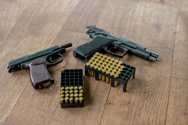 Två pistoler och ammunition förpackningar. — Stockfoto