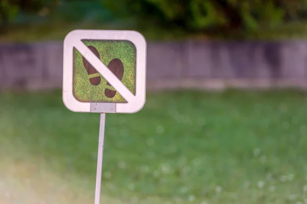 Sinal Aviso Não Ande Gramado — Fotografia de Stock