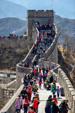 Badaling, Çin - 13 Mart 2016: Çin Seddi. Çin Seddi Beijing yakınındaki gelen turist. Çin Seddi, dünyanın en büyük harikasından biri 1987 yılında Unesco tarafından Dünya Mirası listelenmiştir