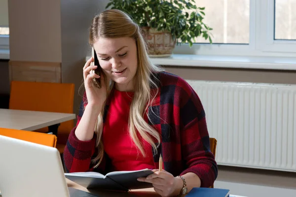 Una Mujer Rubia Sentada Portátil Hablando Por Teléfono Celular — Foto de Stock