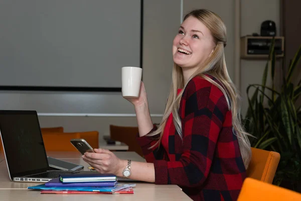 Mujer Rubia Sonriente Sentada Portátil Bebiendo Trabajando — Foto de Stock