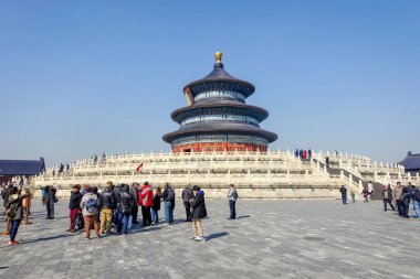 Beijing, Çin - 14 Mart 2016: The Temple of Heaven park karmaşık gelen turist.