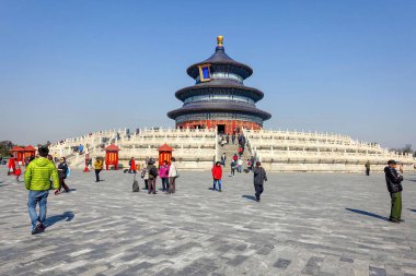 Beijing, Çin - 14 Mart 2016: The Temple of Heaven park karmaşık gelen turist.