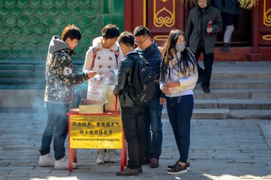 Beijing, Çin - 10 Mart 2016: Pekin, Çin Yonghegong Lama Tapınağı'nda tütsü sopa tapanların tutuşturmak.