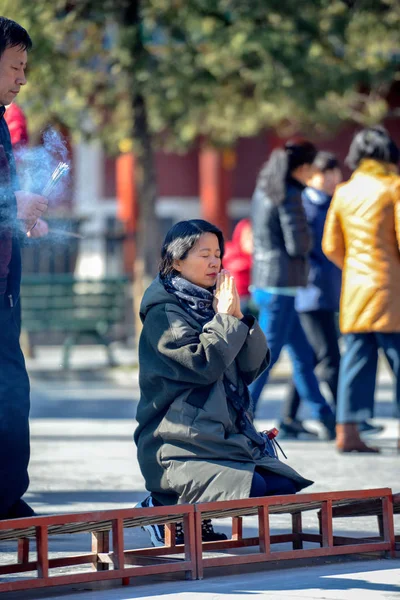 Beijing China March 2016 Worshippers Hold Incense Sticks Pray Yonghegong — Stock Photo, Image