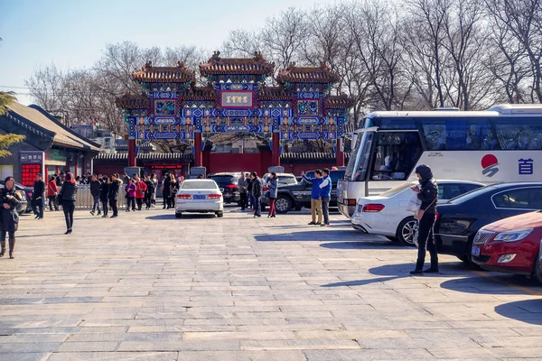 観光客や巡礼者が北京の雍和宮ラマ教寺院に到着北京 2016 — ストック写真