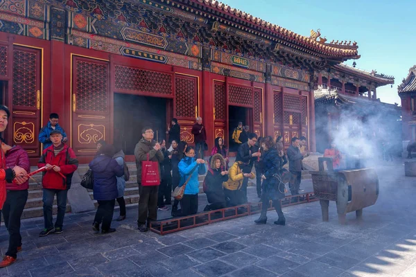 Peking China März 2016 Gläubige Halten Räucherstäbchen Der Hand Und — Stockfoto