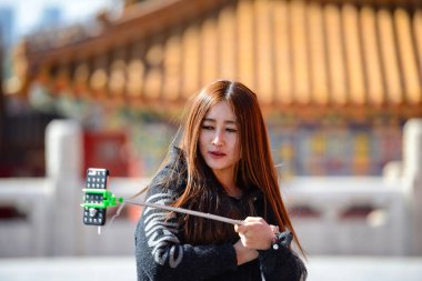 Beijing, Çin - 11 Mart 2016: yasak şehir. Turistler fotoğraf selfie Yasak Şehir'in arka plan üzerinde