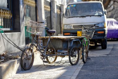 Beijing, Çin - 10 Mart 2016: Birçok farklı motosiklet ve bisiklet Pekin sokaklarda vardır. İnsanlar, ürünler, taşıma motosiklet ile yapı malzemeleri ve çok daha fazlası.