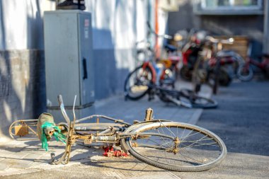 Beijing, Çin - 10 Mart 2016: Bisiklet, scooter ve araçların içinde Beijing sokak. Birçok farklı motosiklet ve bisikletler Pekin sokaklarda vardır. İnsanlar, ürünler, taşıma motosiklet ile yapı malzemeleri ve çok daha fazlası.