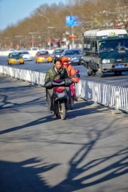 Beijing, Çin - 10 Mart 2016: Birçok farklı motosiklet ve bisiklet Pekin sokaklarda vardır. İnsanlar, ürünler, taşıma motosiklet ile yapı malzemeleri ve çok daha fazlası.