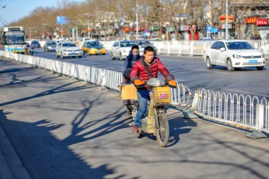 Beijing, Çin - 10 Mart 2016: Birçok farklı motosiklet ve bisiklet Pekin sokaklarda vardır. İnsanlar, ürünler, taşıma motosiklet ile yapı malzemeleri ve çok daha fazlası.