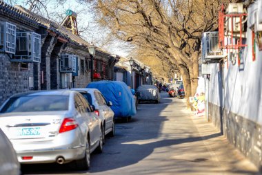 Beijing, Çin - 10 Mart 2016: Eski Beijing hutong dar sokakları, egzotik ve modern araçlar ile birlikte.