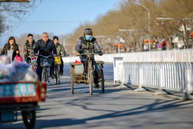 Beijing, Çin - 10 Mart 2016: Birçok farklı motosiklet ve bisiklet Pekin sokaklarda vardır. İnsanlar, ürünler, taşıma motosiklet ile yapı malzemeleri ve çok daha fazlası.