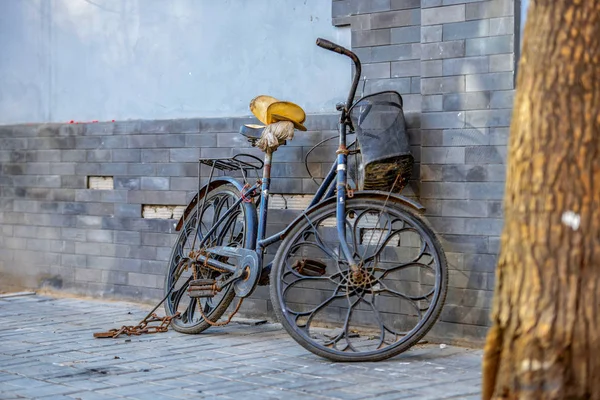 베이징 2016 자전거 스쿠터와 자동차 베이징 거리에 전차와 자전거는 베이징의 — 스톡 사진