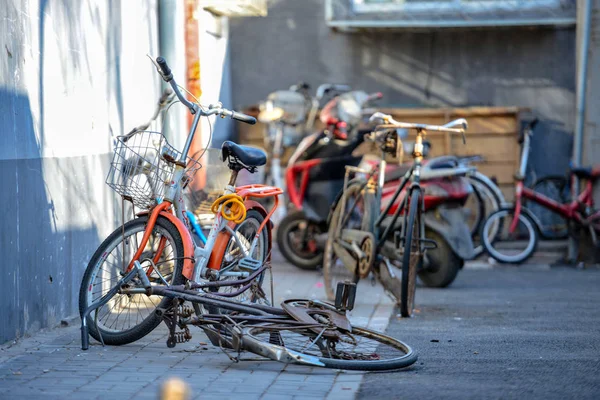 Pekin, Chiny - 10 marca 2016: Rowery, skutery i samochody na ulicach Beijing. Istnieje wiele różnych motocykli i rowerów na ulicach Pekinu. Z motocyklami, przewóz osób, towarów, materiałów budowlanych i wiele innych. — Zdjęcie stockowe