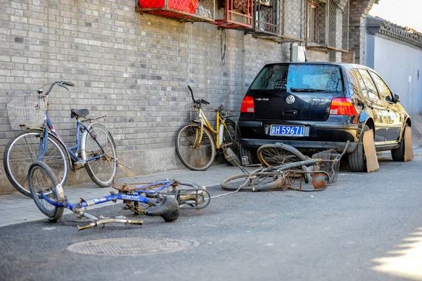 베이징, 중국-3 월 10 일, 2016: 자전거, 스쿠터와 자동차 베이징 거리에. 많은 다른 기관 자 전차와 자전거는 베이징의 거리에 있다. 기관 자 전차 수송 사람들, 상품, 건축 자재 및 훨씬 더. — 스톡 사진