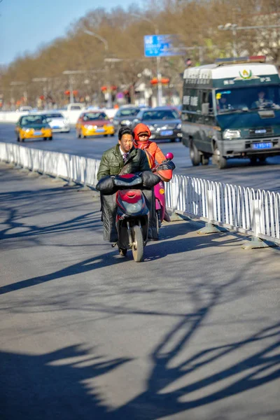Beijing, Çin - 10 Mart 2016: Birçok farklı motosiklet ve bisiklet Pekin sokaklarda vardır. İnsanlar, ürünler, taşıma motosiklet ile yapı malzemeleri ve çok daha fazlası.