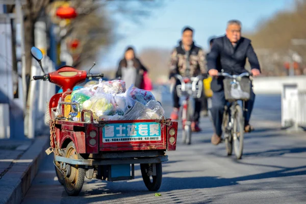 Beijing, Çin - 10 Mart 2016: Beijing sokaklarda birçok farklı motosiklet vardır. İnsanlar, ürünler, taşıma motosiklet ile yapı malzemeleri ve çok daha fazlası.