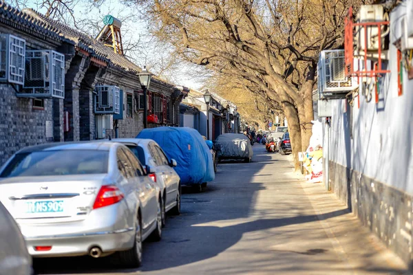 Beijing, Çin - 10 Mart 2016: Eski Beijing hutong dar sokakları, egzotik ve modern araçlar ile birlikte.