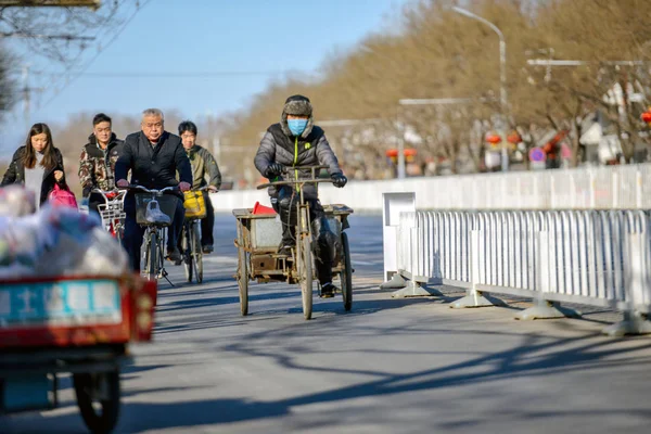 Beijing, Çin - 10 Mart 2016: Birçok farklı motosiklet ve bisiklet Pekin sokaklarda vardır. İnsanlar, ürünler, taşıma motosiklet ile yapı malzemeleri ve çok daha fazlası.