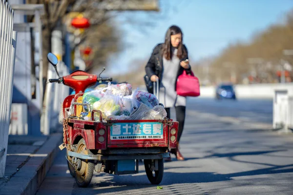 Beijing, Çin - 10 Mart 2016: Beijing sokaklarda birçok farklı motosiklet vardır. İnsanlar, ürünler, taşıma motosiklet ile yapı malzemeleri ve çok daha fazlası.