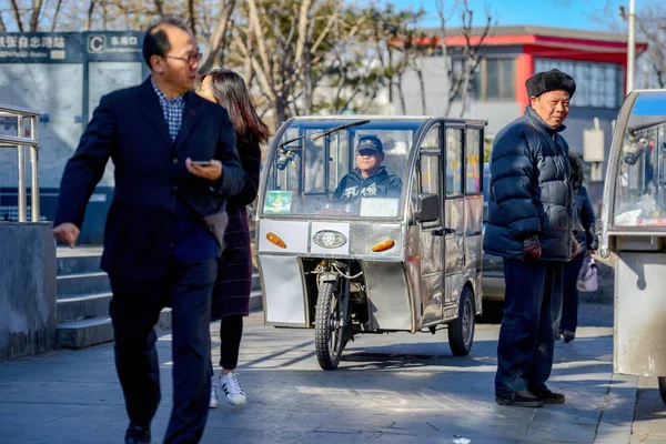Beijing, Çin - 10 Mart 2016: Beijing sokaklarda birçok farklı motosiklet vardır. İnsanlar, ürünler, taşıma motosiklet ile yapı malzemeleri ve çok daha fazlası.