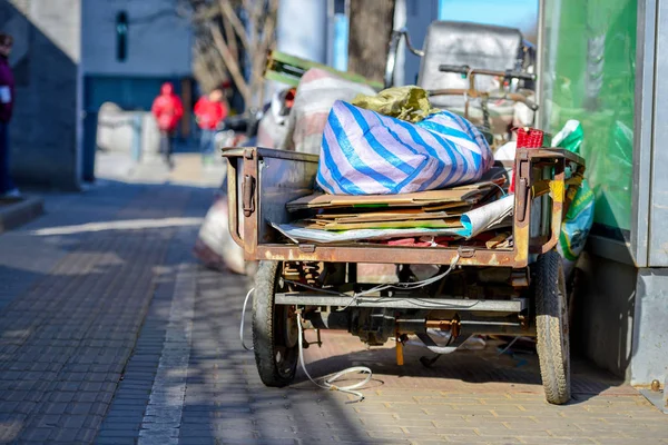 BEIJING, CHINA - 10 DE MARZO DE 2016: Hay muchas motocicletas diferentes en las calles de Pekín. Con motocicletas que transportan personas, mercancías, materiales de construcción y mucho más . — Foto de Stock