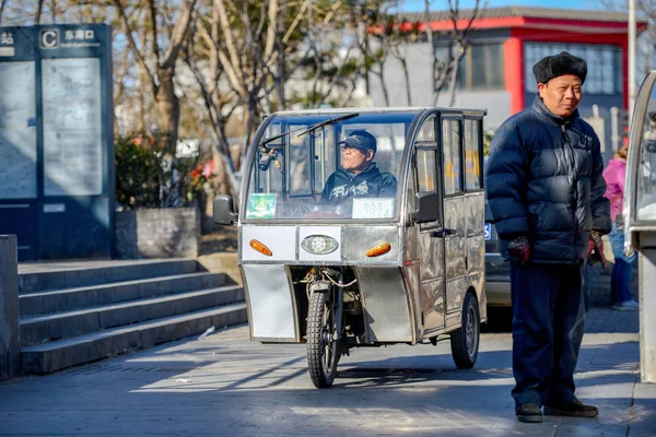 Beijing, Çin - 10 Mart 2016: Beijing sokaklarda birçok farklı motosiklet vardır. İnsanlar, ürünler, taşıma motosiklet ile yapı malzemeleri ve çok daha fazlası.