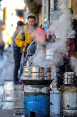 Beijing, Çin - 10 Mart 2016: Tüccar doğrudan sokakta geçen gözlerinin önünde yemek.