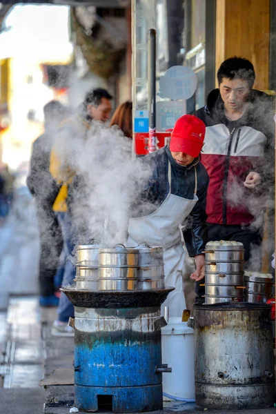 Beijing, Çin - 10 Mart 2016: Tüccar doğrudan sokakta geçen gözlerinin önünde yemek.