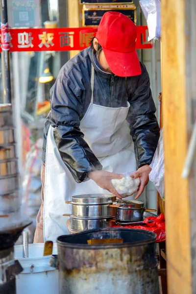 Beijing, Çin - 10 Mart 2016: Tüccar doğrudan üzerinde yemek