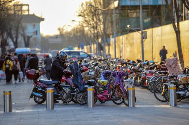 Beijing, Çin - 12 Mart 2016: Bisiklet, scooter ve araçların içinde Beijing sokak. Bisiklet ve scooter otopark.