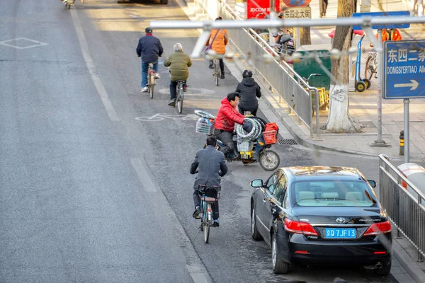베이징 2016 사람들이 자전거 스쿠터 자동차와 거리를 사람들 — 스톡 사진