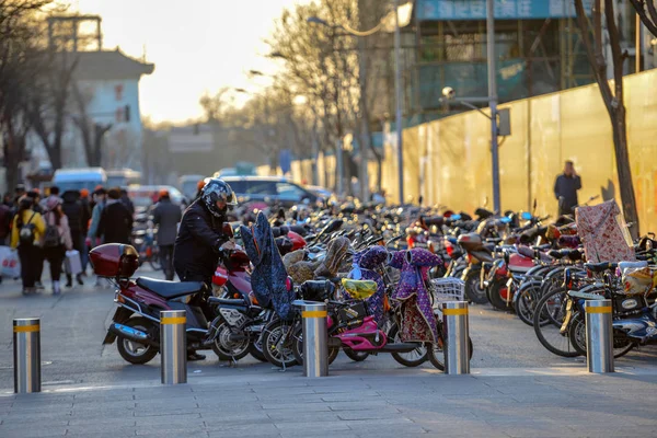 Beijing China Marzo 2016 Bicicletas Scooters Coches Las Calles Beijing — Foto de Stock