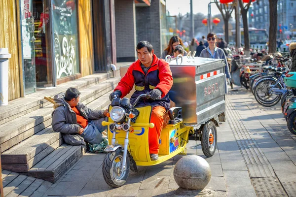 Pechino Cina Marzo 2016 Gente Sta Guidando Strade Con Biciclette — Foto Stock