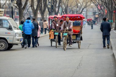 Beijing, Çin - 12 Mart 2016: Bir hutong, antik hutongs bir çekçek turist Pekin şehir önemli bir kültür unsuru temsil sokakları tarafından oluşturulur
