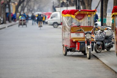 Beijing, Çin - 12 Mart 2016: Bir hutong, antik hutongs bir çekçek turist Pekin şehir önemli bir kültür unsuru temsil sokakları tarafından oluşturulur