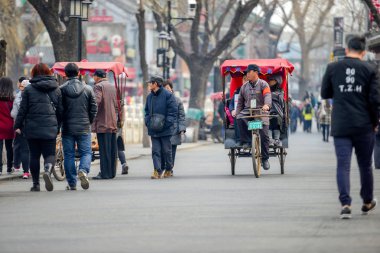 Beijing, Çin - 12 Mart 2016: Bir hutong, antik hutongs bir çekçek turist Pekin şehir önemli bir kültür unsuru temsil sokakları tarafından oluşturulur
