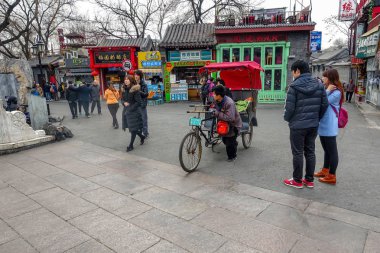 Beijing, Çin - 12 Mart 2016: Bir hutong, antik hutongs bir çekçek turist Pekin şehir önemli bir kültür unsuru temsil sokakları tarafından oluşturulur