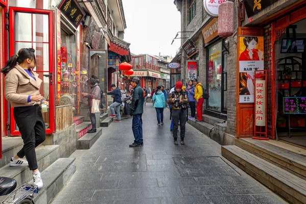 Beijing, Çin - 12 Mart 2016: Eski Beijing hutong dar sokakları, egzotik ve modern araçlar ile birlikte.