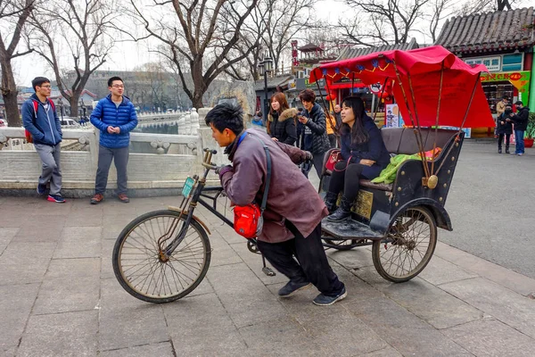 Beijing, Çin - 12 Mart 2016: Bir hutong, antik hutongs bir çekçek turist Pekin şehir önemli bir kültür unsuru temsil sokakları tarafından oluşturulur